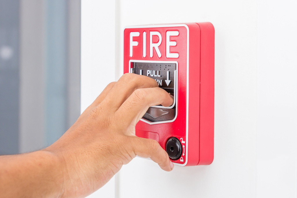 Hand Pulling Down Fire Alarm Switch 